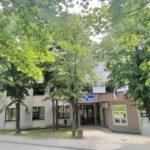 Vrijedna ekipa mladih ljudi iz Omladinskog centra uredila košarkaško igralište u Prnjavoru VIDEO