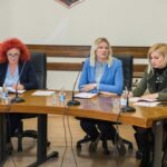 Cvijeće u rupama na putu