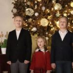 U porti Hrama Svetog Save naložena četiri badnjaka (FOTO)