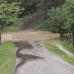 Bujični potok u Kremni uništio lokalni put, plastenik i sijeno VIDEO