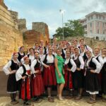 Mercedesom se u Štrpcima voze bale sa sijenom VIDEO