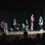 Mladi zvornički glumci oduševili srca publike: ”Jutro je pametnije od noći” predstavilo savremen odnos prema obrazovanju (FOTO)