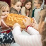 Dodijeljeni paketići učenicima područnog odjeljenja OŠ “Vuk Stefanović Karadzić” u Gornjoj Mravici (FOTO)