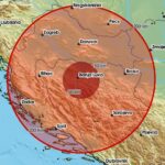 Oldtimer Klub Prnjavor: Auta ukrašena lampicama prodefilovala kroz grad /FOTO/