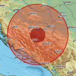 Oldtimer klub “Prnjavor” auta ukrašena lampicama provozali kroz grad i podjelili paketiće djeci VIDEO+FOTO