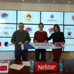 Hram na Vučijaku čuva sjećanje na prnjavorsku žrtvu: Kroz vijence i parastos odat pomen za 626 poginulih povodom Dana Republike Srpske (FOTO)