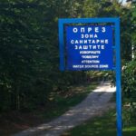 Pala bandera na automobil ispred Osnovne škole „Branko Ćopić“