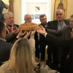 Gradski odbor SNSD-a Prnjavor počeo predizbornu kampanju lijepljenjem prvog plakata (FOTO)