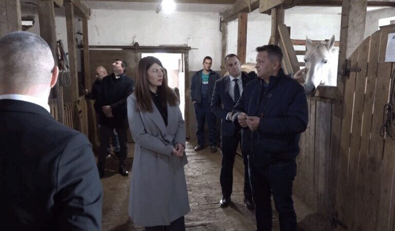 Kuzmićeva u Prnjavoru: Obišla gradilište nove mljekare i ergelu ”Vučijak” (VIDEO)