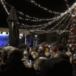 Mještani Okolice podijelili paketiće najmlađima, Djeda Mraz oduševio djecu