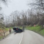 Automobil na krovu na putu Klašnice – Prnjavor