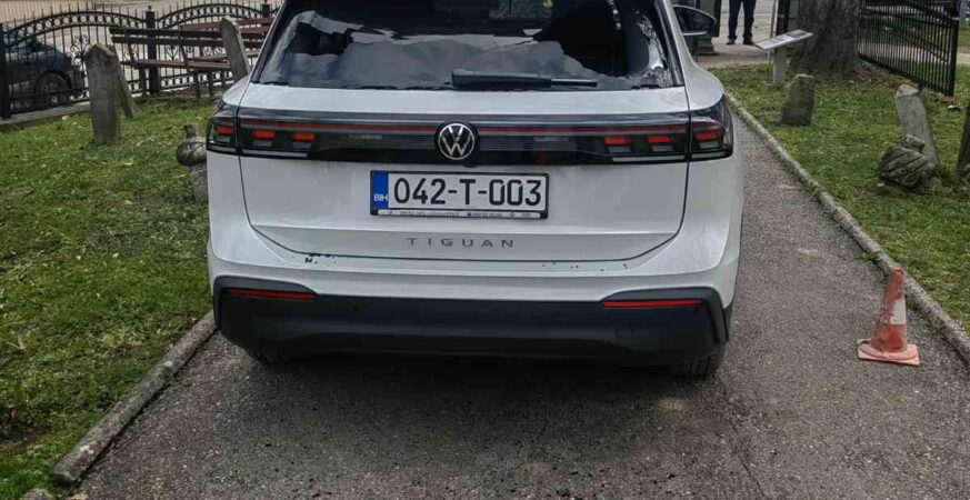 Oลกteฤen automobil u blizini gradske dลพamije u Prnjavoru, policija obavlja uviฤaj