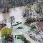 Voda počela da preliva preko brane Drenova: Oko 1.300 kubika u minuti otiče nizvodno, voda počupala mrežu i riba prelazi preko preliva VIDEO/FOTO