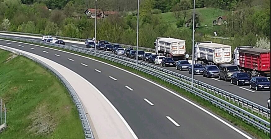 Teลกka nesreฤa na autoputu BanjalukaโDoboj u Galjipovcima: Sudar auta i motocikla