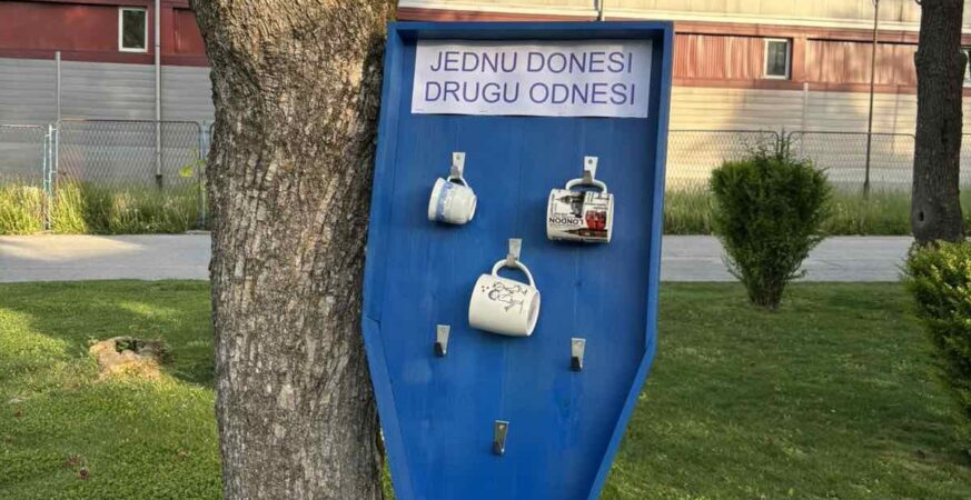 U prnjavorskom parku โLjubav, vjera, nadaโ postavljen stalak โJednu donesi, drugu odnesiโ