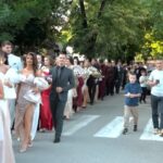 Maturanti Gimnazije i Srednje muzičke škole prodefilovali ulicama Prnjavora (FOTO)