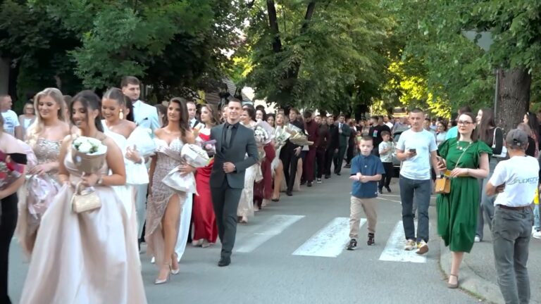 Maturanti Gimnazije i Srednje muzičke škole prodefilovali ulicama Prnjavora (FOTO)