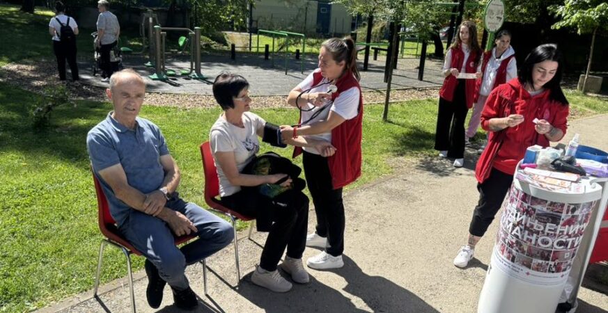 Prnjavor: Volonteri Crvenog krsta organizovali besplatno mjerenje ลกeฤera i pritiska (FOTO)