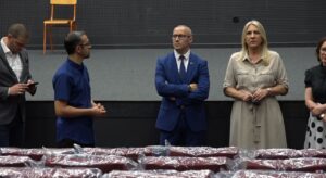 Cvijanović u posjeti Prnjavoru: Obišla kino, uručena joj Povelja počasnog građanina Prilog TV K3
