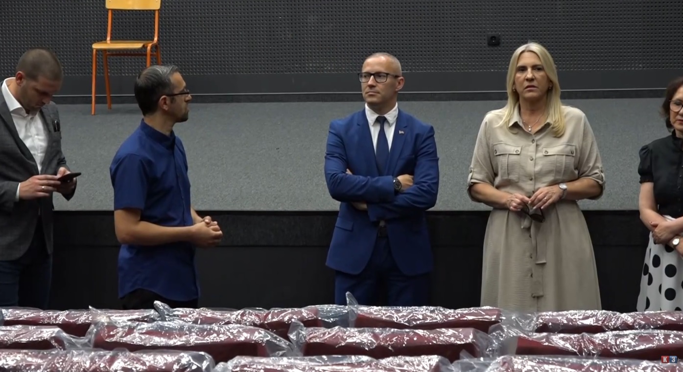 Cvijanović u posjeti Prnjavoru: Obišla kino, uručena joj Povelja počasnog građanina Prilog TV K3