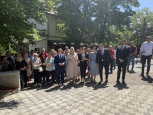 Cvijanović prisustvovala parastosu i položila vijence kod Spomenika junacima u Prnjavoru