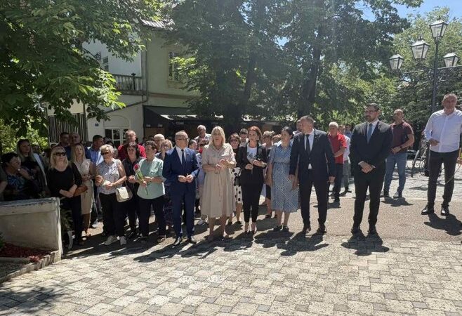 Cvijanoviฤ prisustvovala parastosu i poloลพila vijence kod Spomenika junacima u Prnjavoru