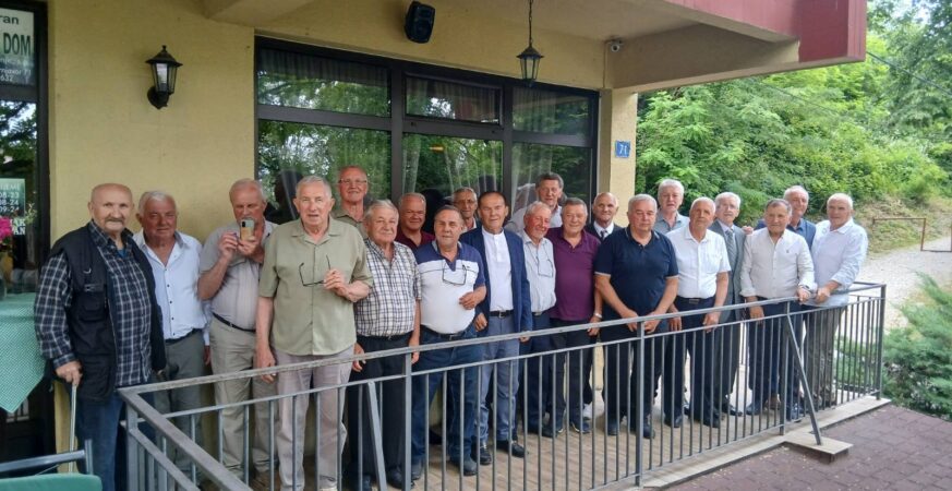 Nakon 54 godine ponovo zajedno: Generacija 1969/72 obiljeลพila susret u Prnjavoru
