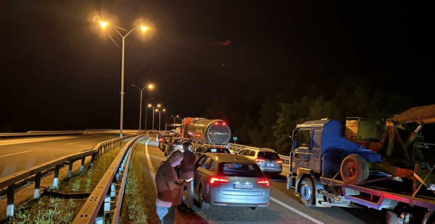 Teลกka saobraฤajna nesreฤa na autoputu Banja Luka โ Prnjavor, veliki zastoji u saobraฤaju (FOTO)