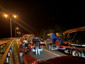 Teška saobraćajna nesreća na autoputu Banja Luka – Prnjavor, veliki zastoji u saobraćaju (FOTO)