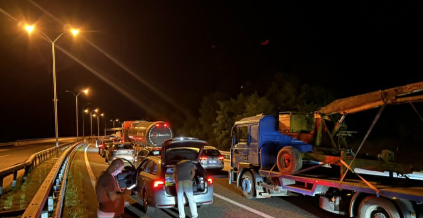 Teลกka saobraฤajna nesreฤa na autoputu Banja Luka โ Prnjavor, veliki zastoji u saobraฤaju (FOTO)