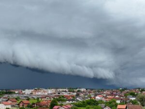 Superćelijska oluja nadvila se nad Prnjavorom – meteorolozi upozoravaju na moguće jako nevrijeme
