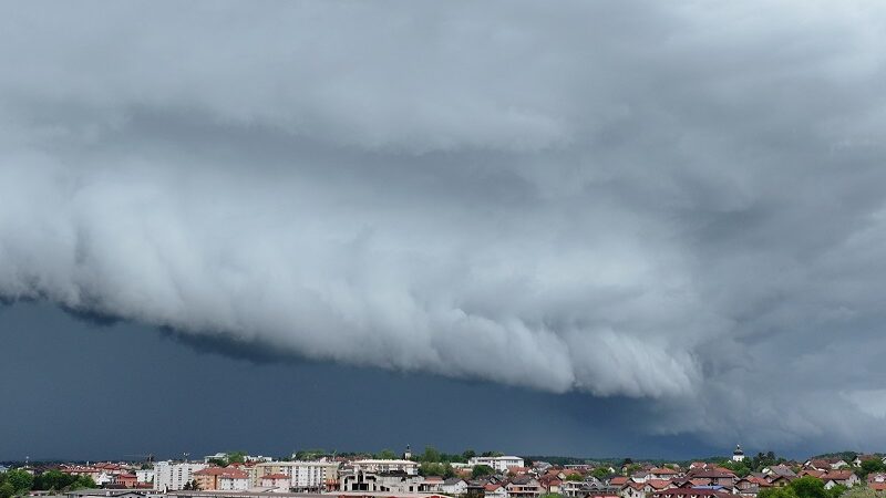 Superฤelijska oluja nadvila se nad Prnjavorom โ meteorolozi upozoravaju na moguฤe jako nevrijeme