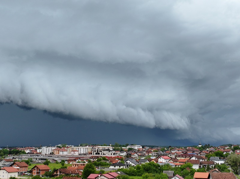 Superćelijska oluja nadvila se nad Prnjavorom – meteorolozi upozoravaju na moguće jako nevrijeme