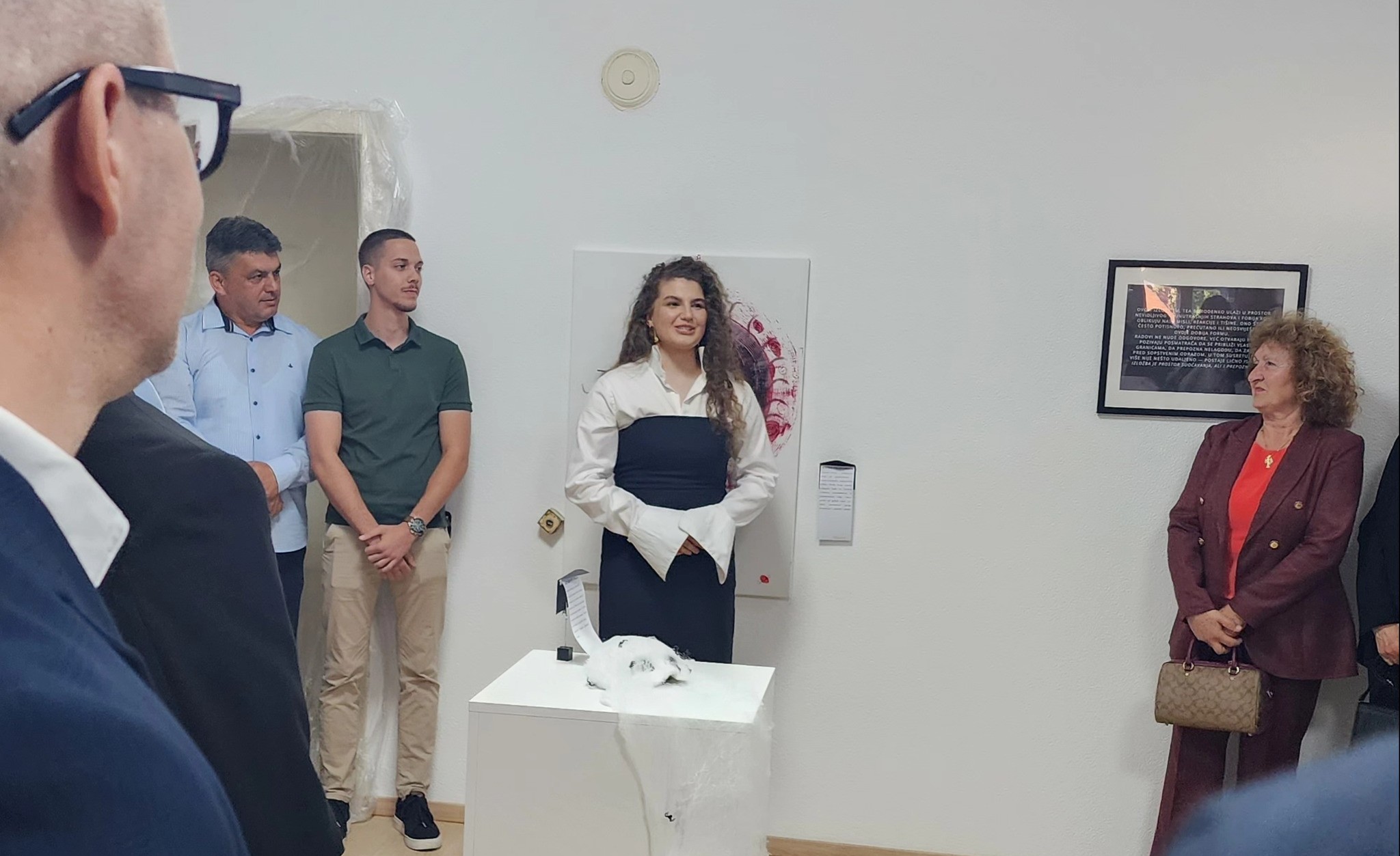 Tea Borodenko predstavila izložbu „Fobije“ u Prnjavoru (FOTO)