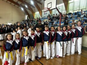 Taekwondo klub iz Prnjavora osvojio 16 medalja na „Bosna Open 2026“ u Cazinu