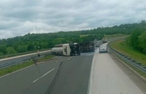Udes na auto-putu “9. januar”: Prevrnula se cisterna mlijeka (VIDEO)