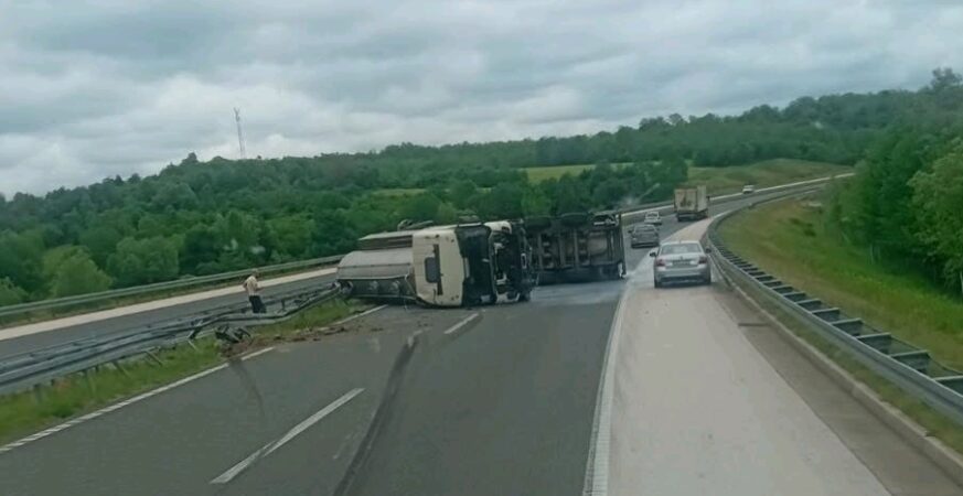 Udes na auto-putu “9. januar”: Prevrnula se cisterna mlijeka (VIDEO)