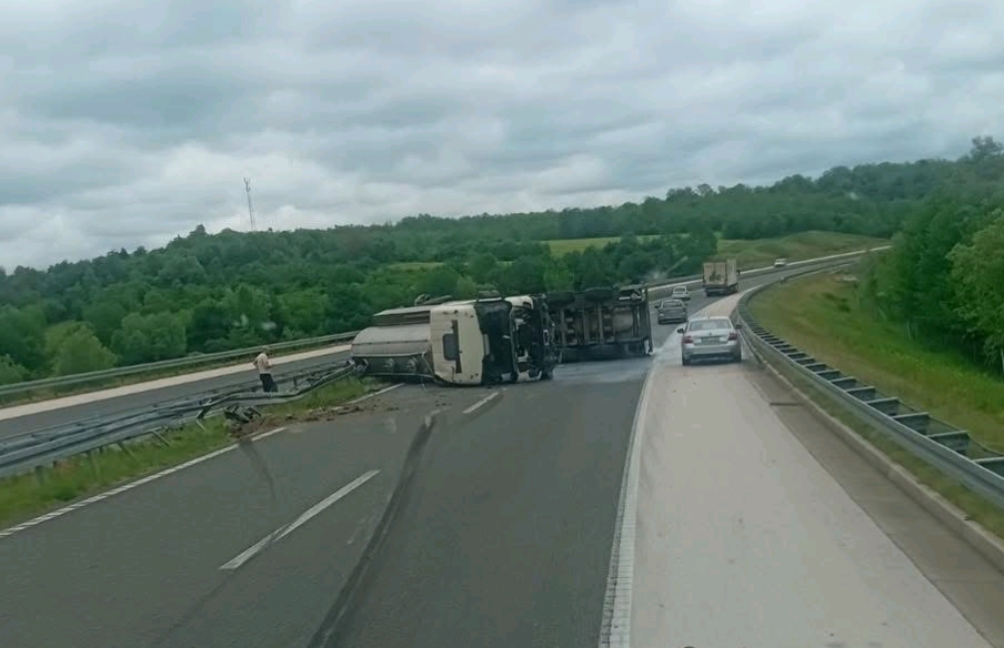 Udes na auto-putu “9. januar”: Prevrnula se cisterna mlijeka (VIDEO)