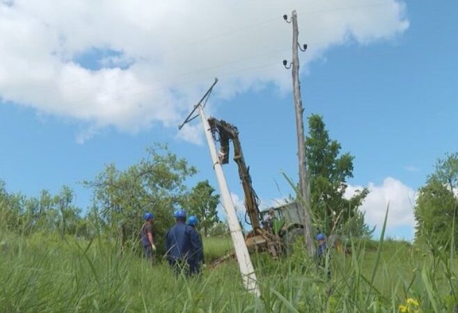 Elektrokrajina Prnjavor zavrลกila najveฤi dio posla na rekonstrukciji dionice srednjenaponskog dalekovoda ka Stanarima (VIDEO)