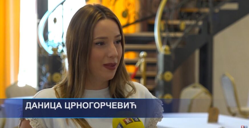 Prnjavor u znaku Vidovdanske pjesme: Koncert Danice Crnogorฤeviฤ u sveฤanom salonu โMaksimโ Prilog TV K3