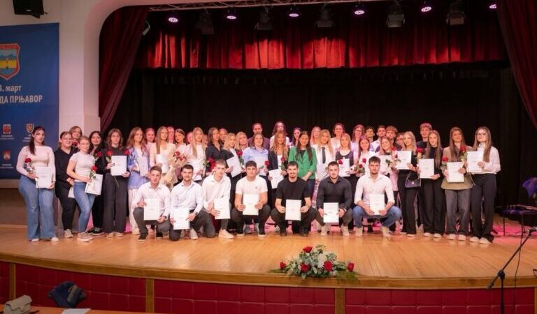 Diplome maturantima Gimnazije; Tara ฤuraลก uฤenica generacije (VIDEO)