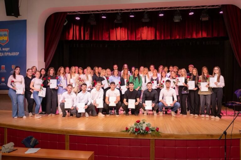 Diplome maturantima Gimnazije; Tara Đuraš učenica generacije (VIDEO)