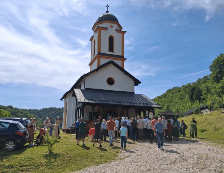 Duhovska svečanost u Vijačanima: Slava crkve Svete Trojice i parastos daju obavezu čuvanja duhovnosti i prošlosti (FOTO)