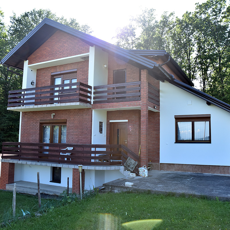 Na prodaju porodična kuća sa 3.737 m² zemljišta u MZ Velika Ilova, 15 minuta od Prnjavora