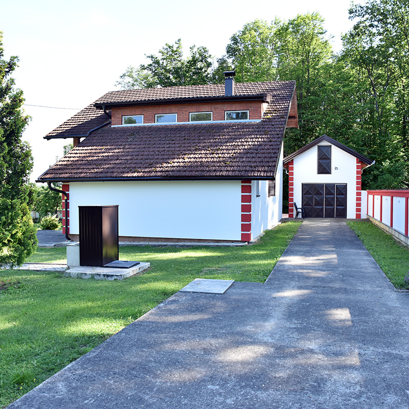 Na prodaju porodična kuća sa 3.737 m² zemljišta u MZ Velika Ilova, 15 minuta od Prnjavora