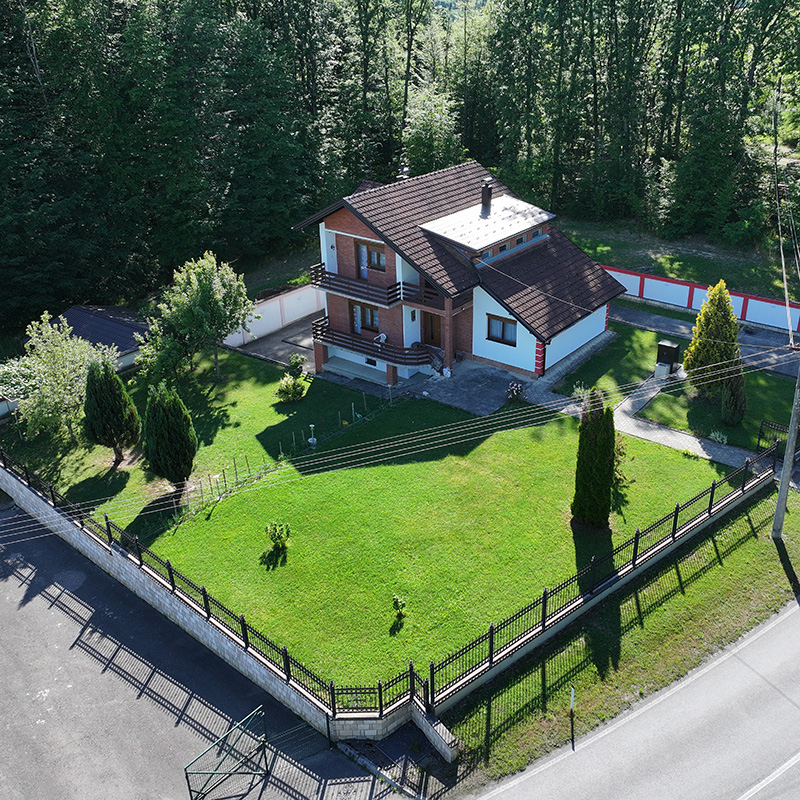Na prodaju porodična kuća sa 3.737 m² zemljišta u MZ Velika Ilova, 15 minuta od Prnjavora