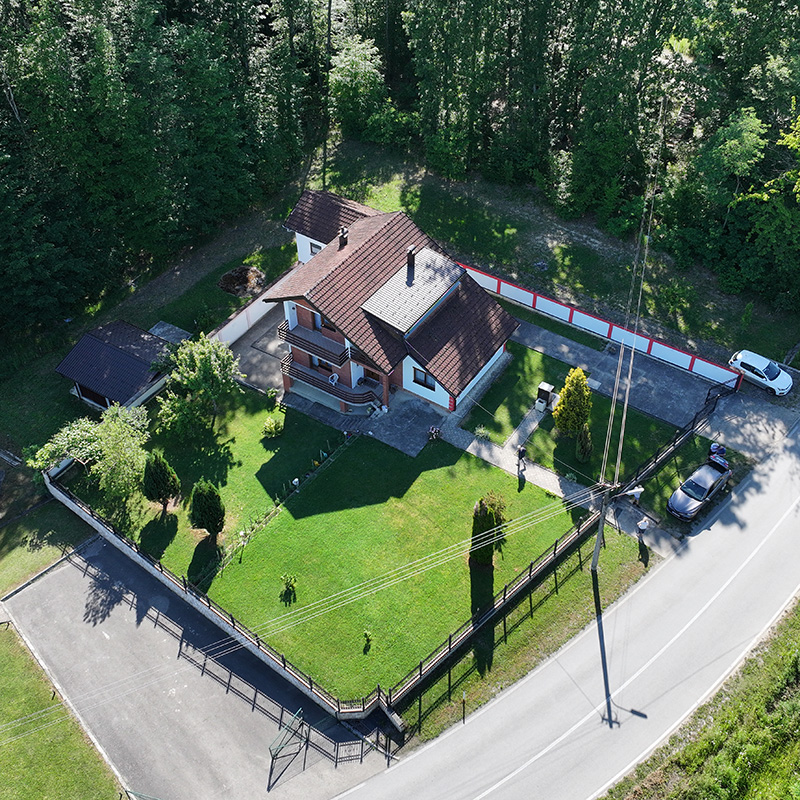 Na prodaju porodična kuća sa 3.737 m² zemljišta u MZ Velika Ilova, 15 minuta od Prnjavora