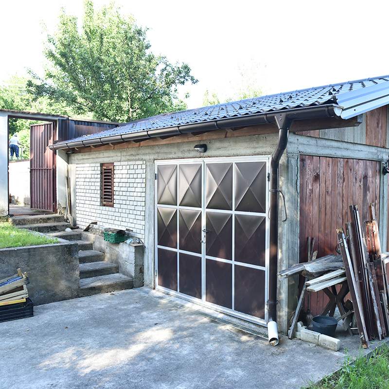 Na prodaju porodična kuća sa 3.737 m² zemljišta u MZ Velika Ilova, 15 minuta od Prnjavora