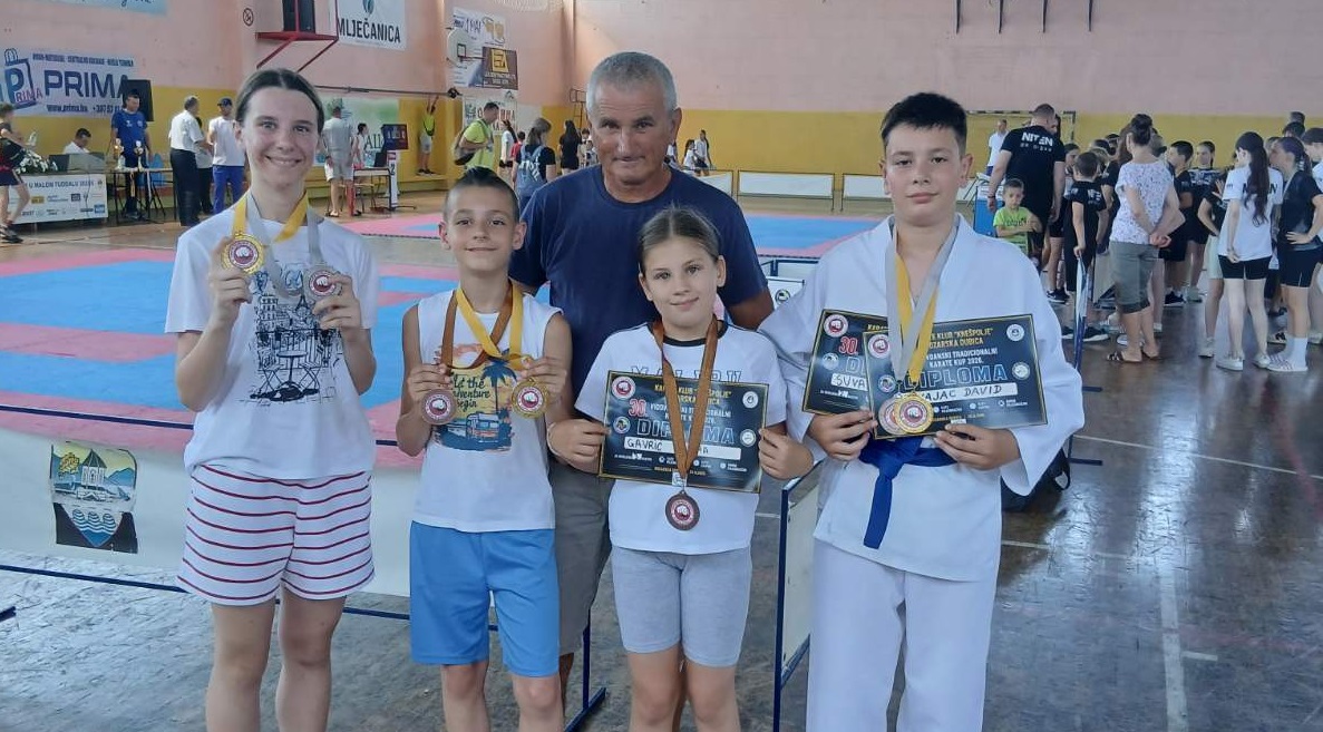 Karatisti “Ipona” osvojili tri zlata i ukupno osam medalja u Kozarskoj Dubici