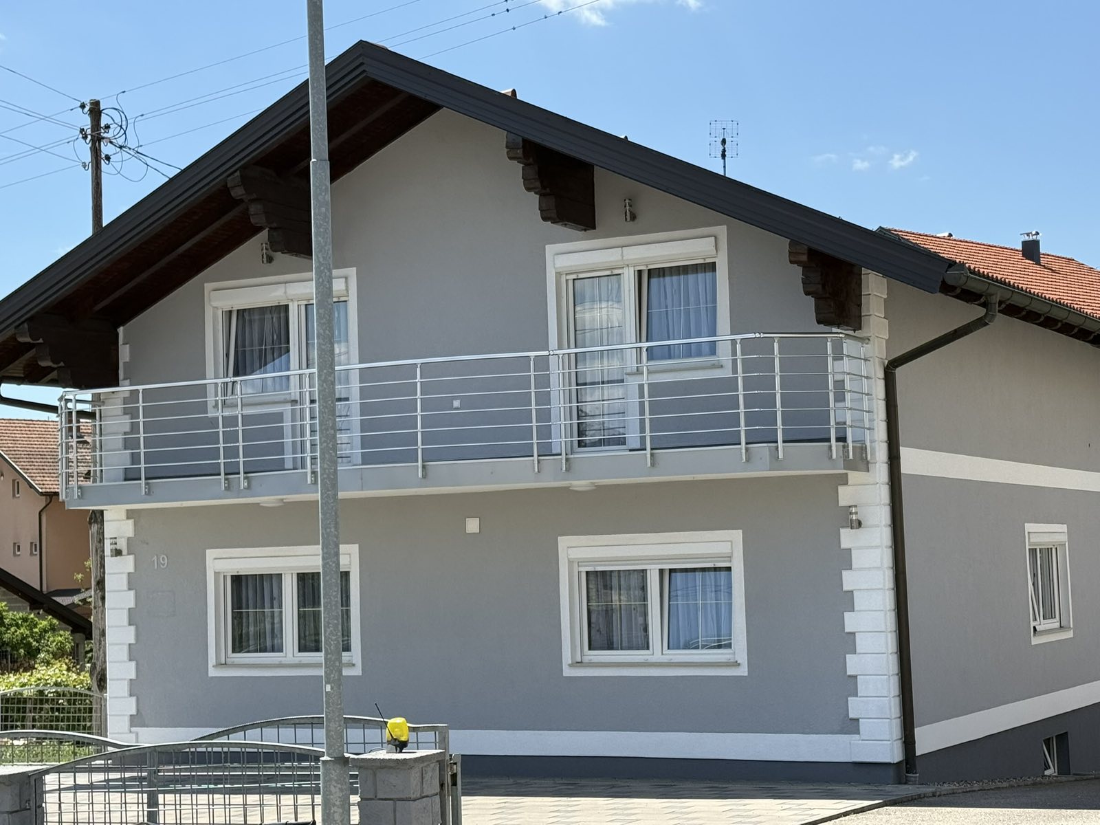 Na prodaju imanje sa dvije kuće – plac 590 m², kompletno uređeno i useljivo